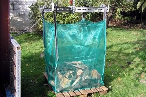 Bild: Praktisch für den Holzhandel: »Holzbag Net« komplett aus Netzgewebe – auch zum Trocknen von Scheitholz