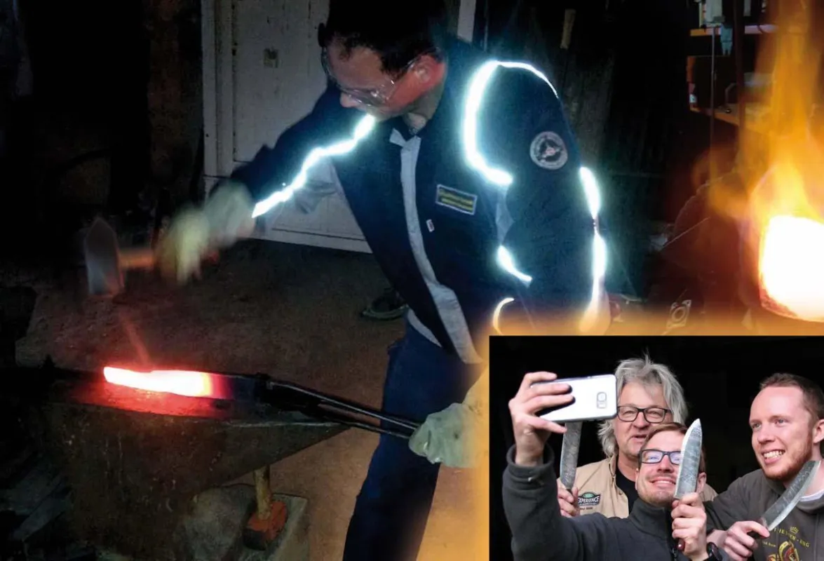 3 glückliche Kursteilnehmer mit selbstgeschmiedeten Messern.