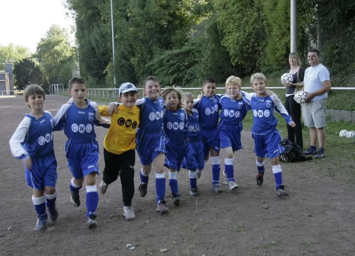 Gerhild Gössing und Ivo Bitunjac freuen sich mit den Kindern vom ASV über die neuen Trikots