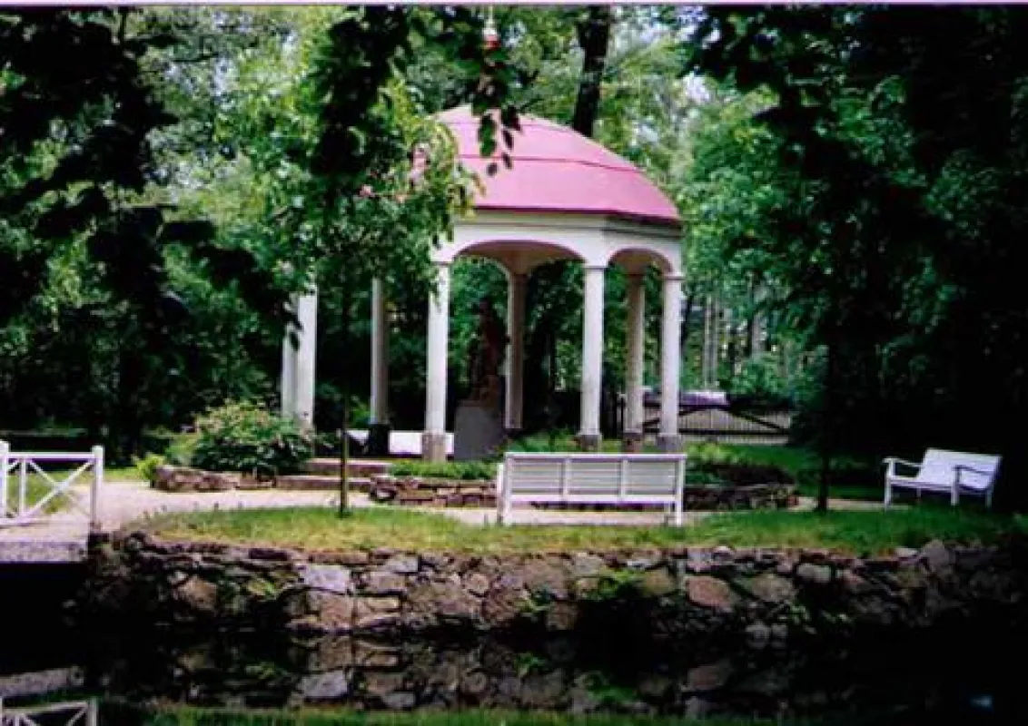 Zentraler Blickfang im Park ist der restaurierte Pavillon mit Flura-Statue