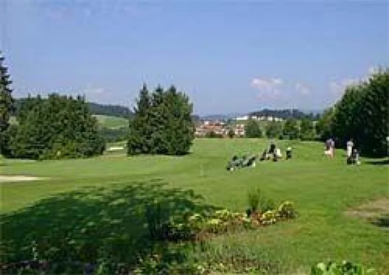 Bild: Golfer Tage im Wellnesshotel Jagdhof locken aufs Green und ermöglichen entspannte Tage im Bayerischen Wald