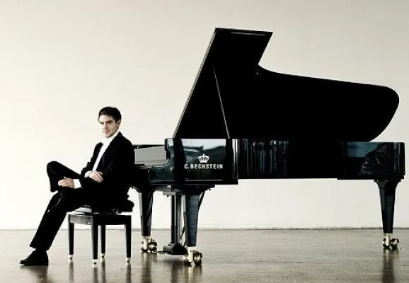 Junger Star-Pianist auf Bechstein-Tournee Bild: Junger Star-Pianist auf Bechstein-Tournee