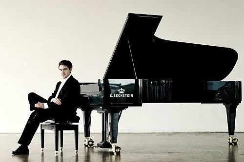 Bild: Junger Star-Pianist auf Bechstein-Tournee