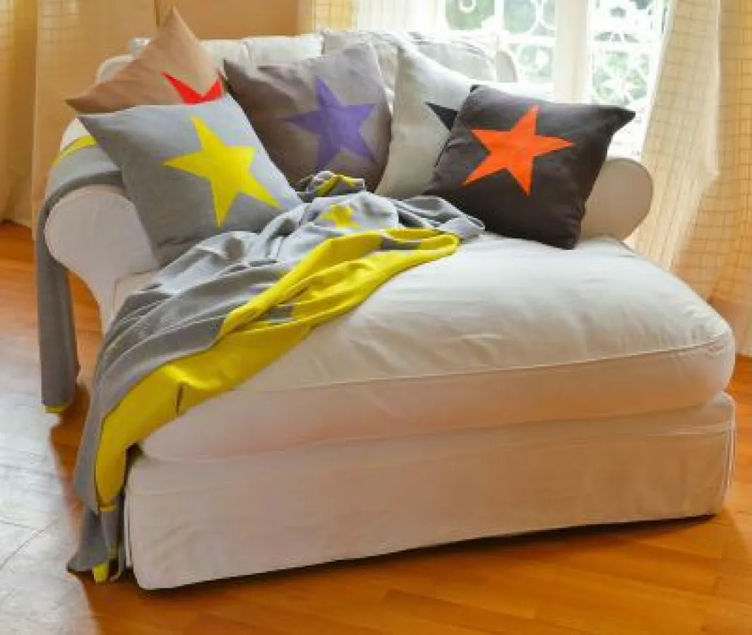 Lenz & Leifs Merinodecken und Merinokissen STARS bringen Glamour aufs Sofa