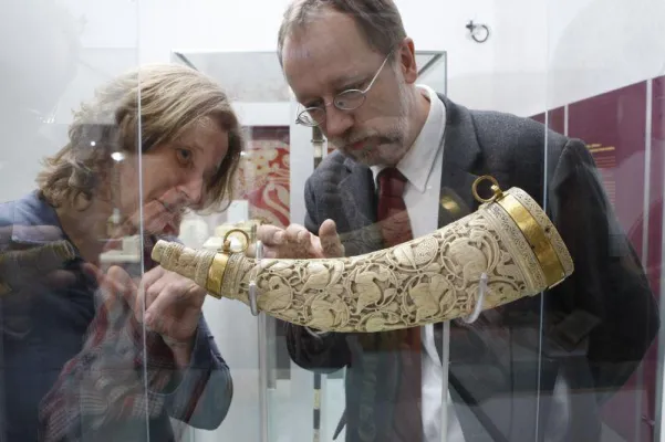 Bild: Kulturgenuss trotz Artenschutz - Elfenbein-Schnitzkunst in Landesausstellung zu Friedrich II.