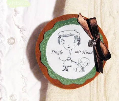 Bild: „Single mit Hund“ – die Brosche für Hundefrauchen die auf der Suche sind