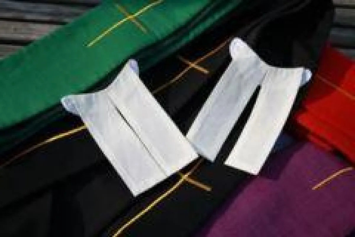 Schwarz oder bunt: Bäffchen gehören zum Talar, Stolen nicht unbedingt.