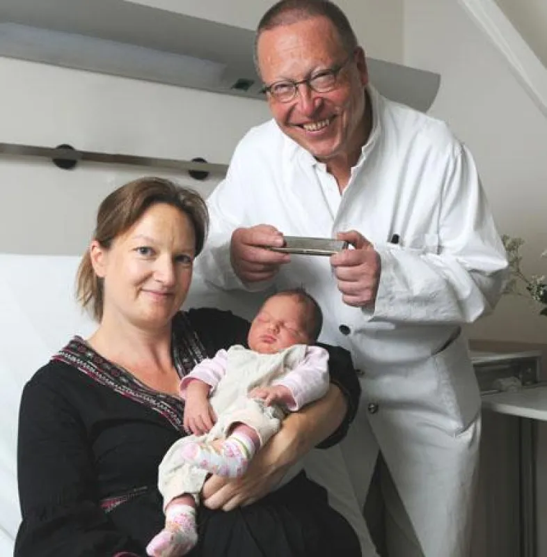 Prof. Bernhard-Joachim Hackelöer begrüßte die kleine Juli Charlotte und Mutter zur Geburt mit einem Lied auf der Mundharmonika