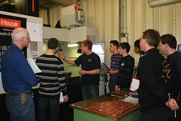 Bild: Jugendliche schnuppern Praxisluft bei der MF-Schirmbrand KG: Tolle Resonanz auf Schülerseminar 2011