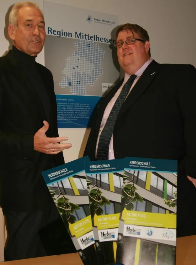 Oberstudiendirektor Dieter Gath und Regionalmanager Jens Ihle mit dem neuen Faltblatt-Angebot