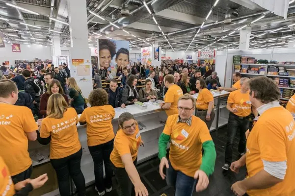 Bild: Brechend volle Hallen, kickende Roboter, Maker, Zocker, Taktierer, über 3000 Schachteln und 55.000 Besucher
