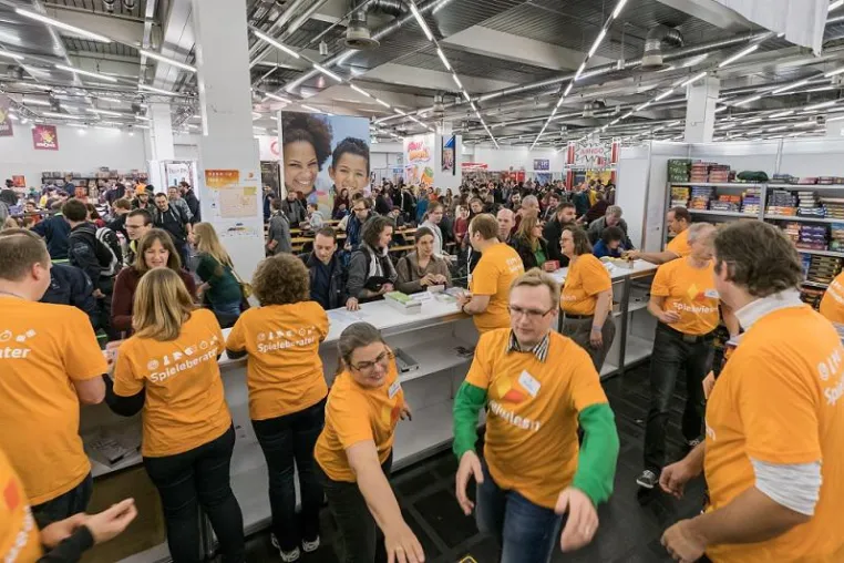 Brechend volle Hallen, kickende Roboter, Maker, Zocker, Taktierer, über 3000 Schachteln und 55.000 Besucher Bild: Brechend volle Hallen, kickende Roboter, Maker, Zocker, Taktierer, über 3000 Schachteln und 55.000 Besucher