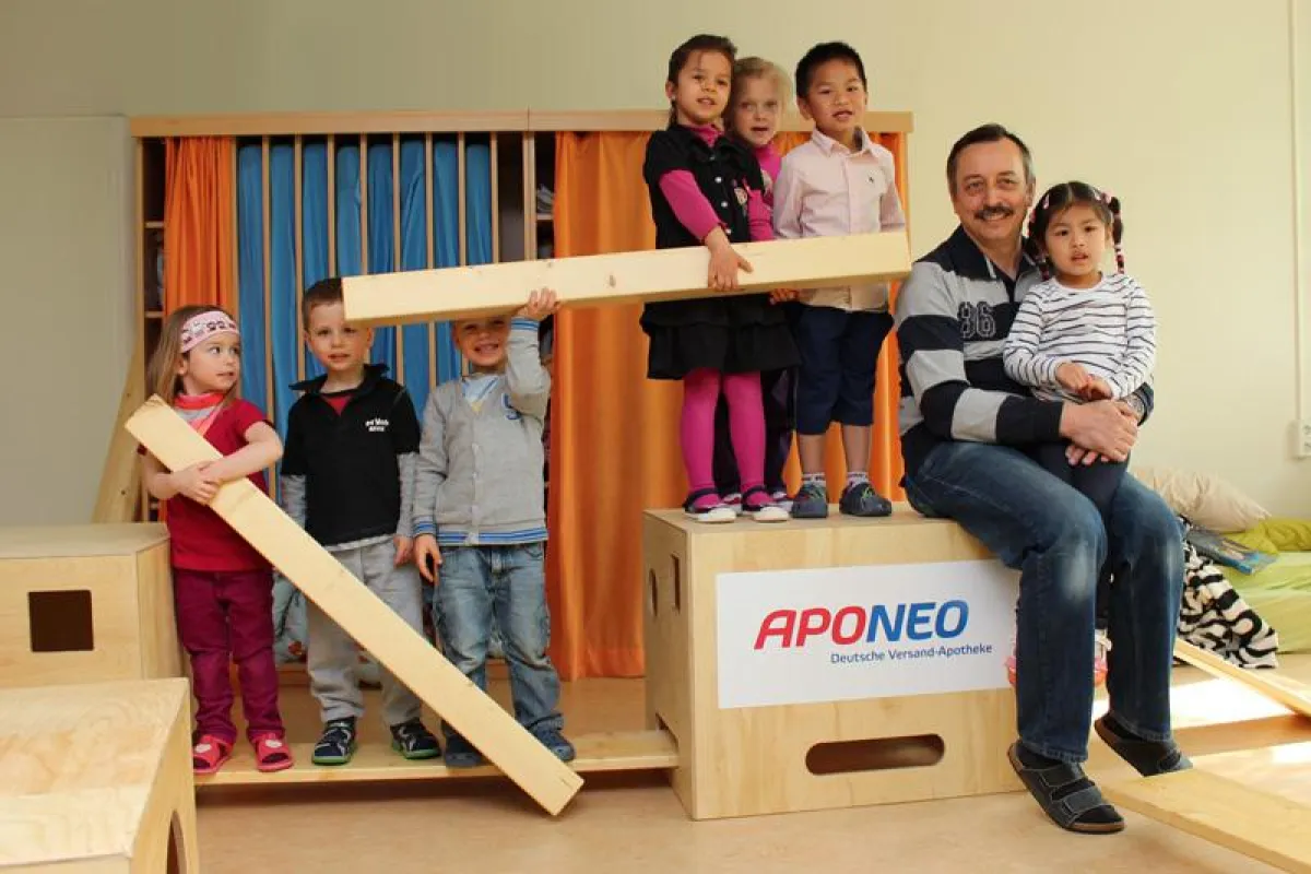 Kinder der Kita Wiesenhüpper mit der neuen Bewegungsbaustelle