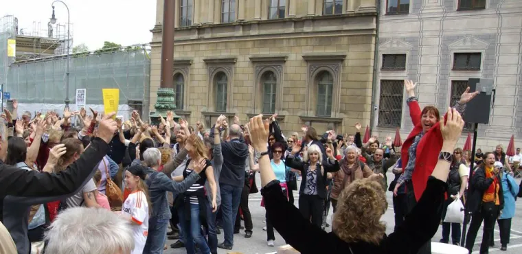 Lachflashmob zum Weltlachtag am 04.05.2014 Bild: Lachflashmob zum Weltlachtag am 04.05.2014
