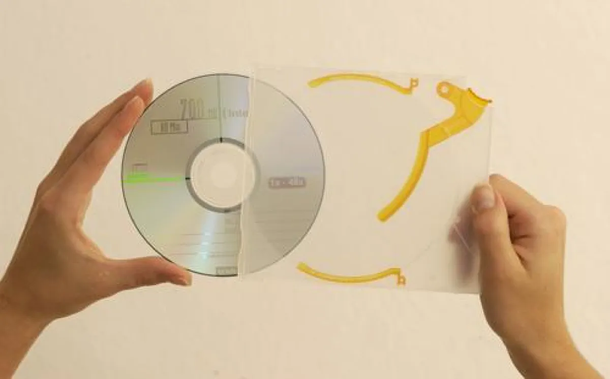 Innovatives Hebel-System von ejector sichert CDs und DVDs in cleveren Schutzhüllen