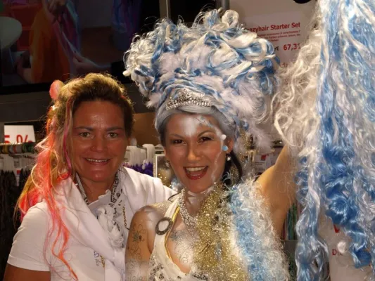 Bild: Blueberry Nails stellt mit den längsten Crazyhair-Extensions Weltrekord auf - Pro7 live dabei