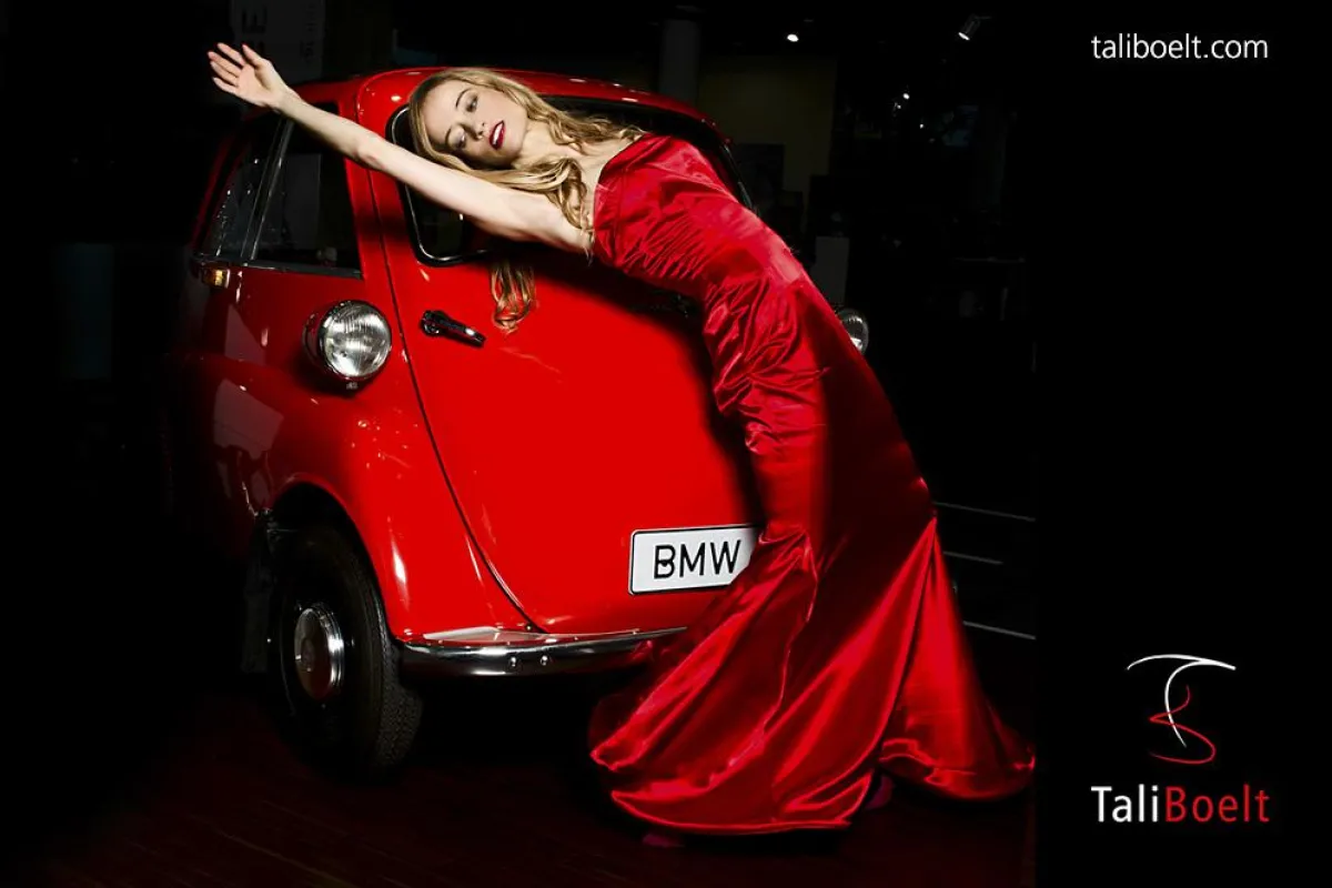 Tänzerin und Choreografin Alexandra Martens und die BMW Isetta