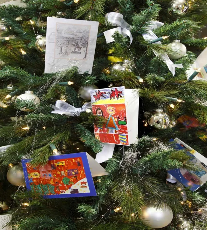 Die Wunschzettel der Kinder im Weihnachtsbaum