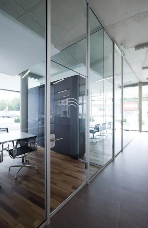 Glastrennwände im Systen T50 bilden Büro- und Konferrenzbereiche . Die Teilung der Büroeinheiten erfolgt fast schwerelos.