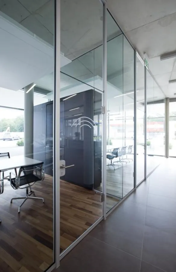 Glastrennwände im Systen T50 bilden Büro- und Konferrenzbereiche . Die Teilung der Büroeinheiten erfolgt fast schwerelos.