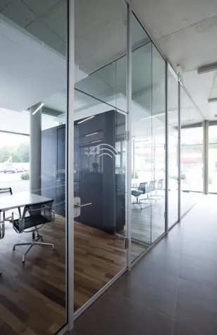 Bild: Transparenz hat Priorität – Goldbach Kirchner Trennwandsystem mit Vollverglasung