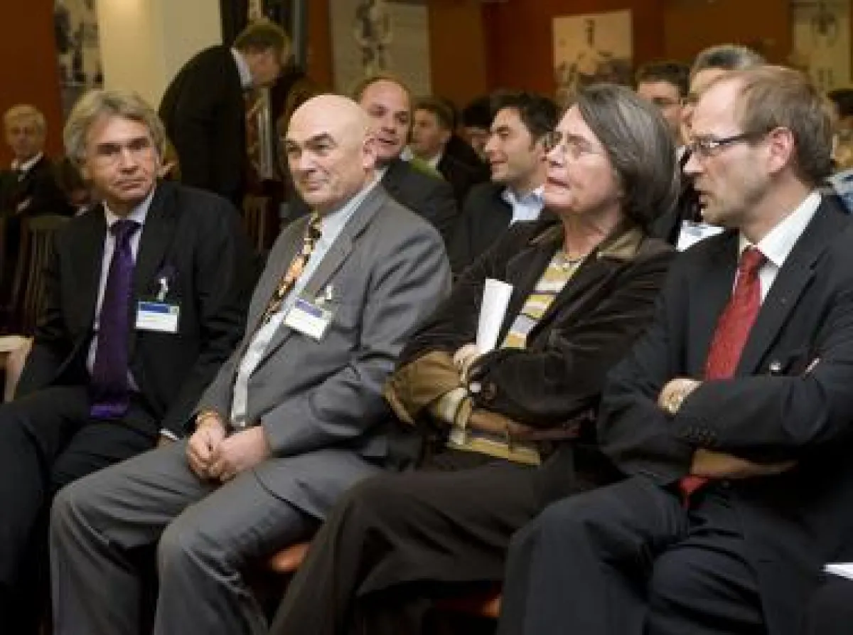 Neben NRW-Wirtschaftsministerin Christa Thoben nahm Rainer Schmeltzer, stellv. SPD-Landtagsfraktionsvorsitzender (r.) teil.