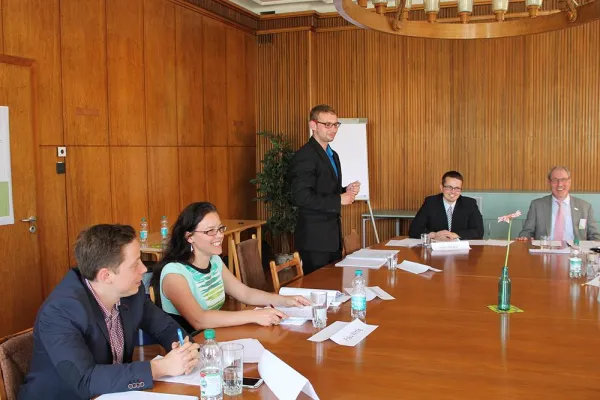 Bild: Master-Studierende simulieren an der Hochschule Harz Ausschusssitzung im Bundestag