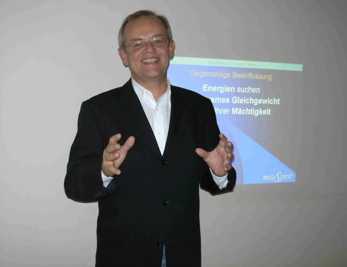 In einfacher und nachvollziehbarer Weise erklärt Kohlmeyer die Funktionen der realistischen Hintergründe von Unternehmen und Menschen