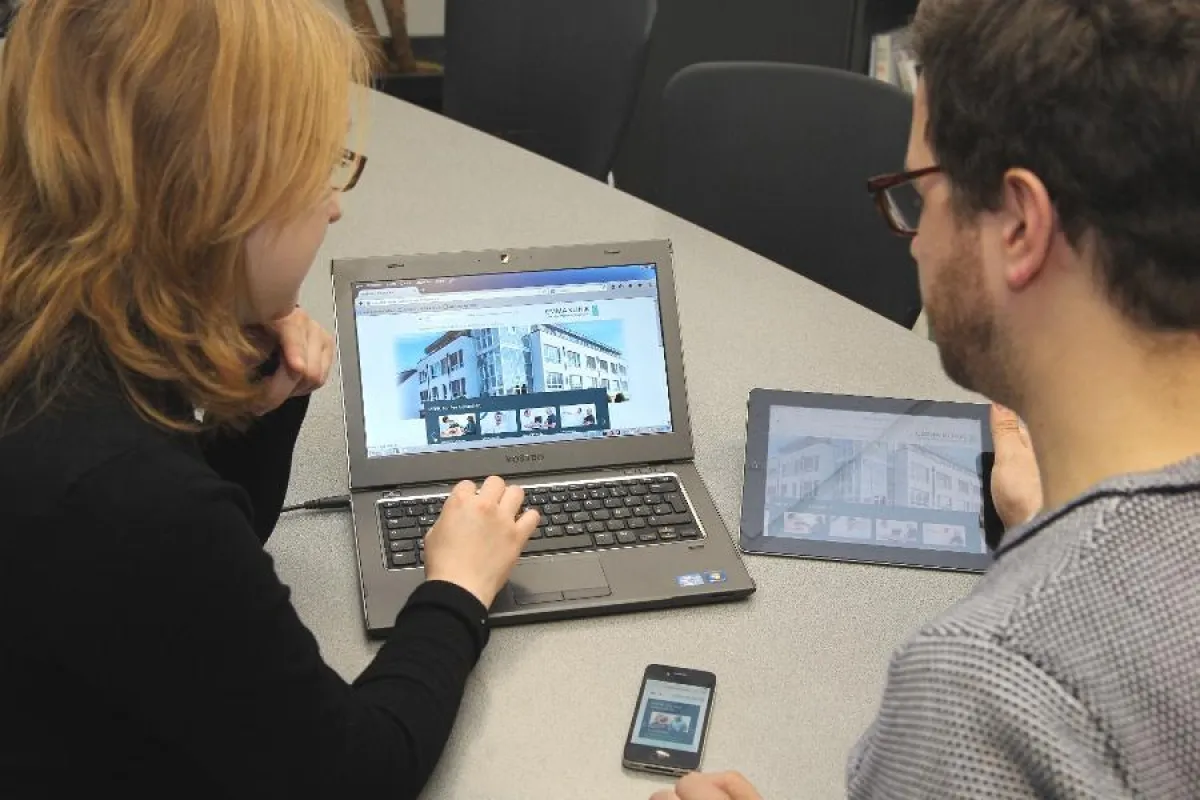 Patienten und Besucher können sich über alle Medien über die Angebote der Emma Klinik informieren.