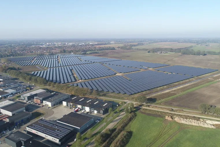 Bild: Freiflächen-Solaranlage Almelo, Niederlande - Groß, international und mängelfrei
