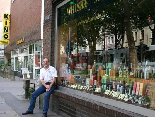 Bild: "Cadenhead's Whisky Market" präsentiert Kölner Literatenquartett im Weishauskino am 22. September ab 20:00 Uhr