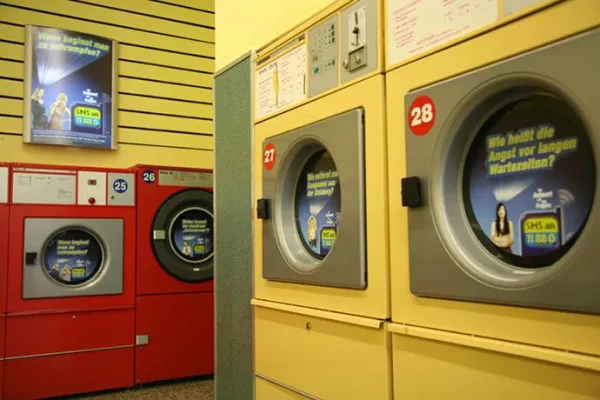 Bild: Kreativer Neuzugang im Bereich der Ambient Medien – „Laundry Media“ ermöglicht den Kontakt zur interessanten Zielgruppe der Waschsalonnutzer – Bereits zweite Kampagne am Start