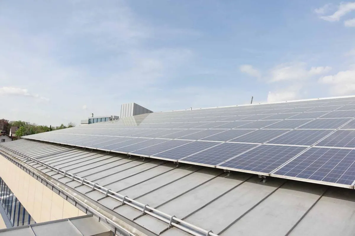 Dachflächen von gewerblich genutzten Gebäuden können zur Energiegewinnung eingesetzt werden