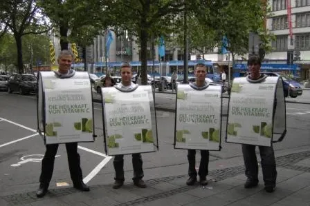 Die promoAgenten erwecken Plakate zum Leben--Die Walking Billboards gehen um Bild: Die promoAgenten erwecken Plakate zum Leben--Die Walking Billboards gehen um