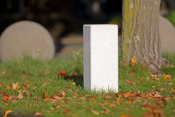 Bild: Nachhaltige Erdbestattung: Wie ein Urnenerdrohr die natürliche Zersetzung von Biournen unterstützt