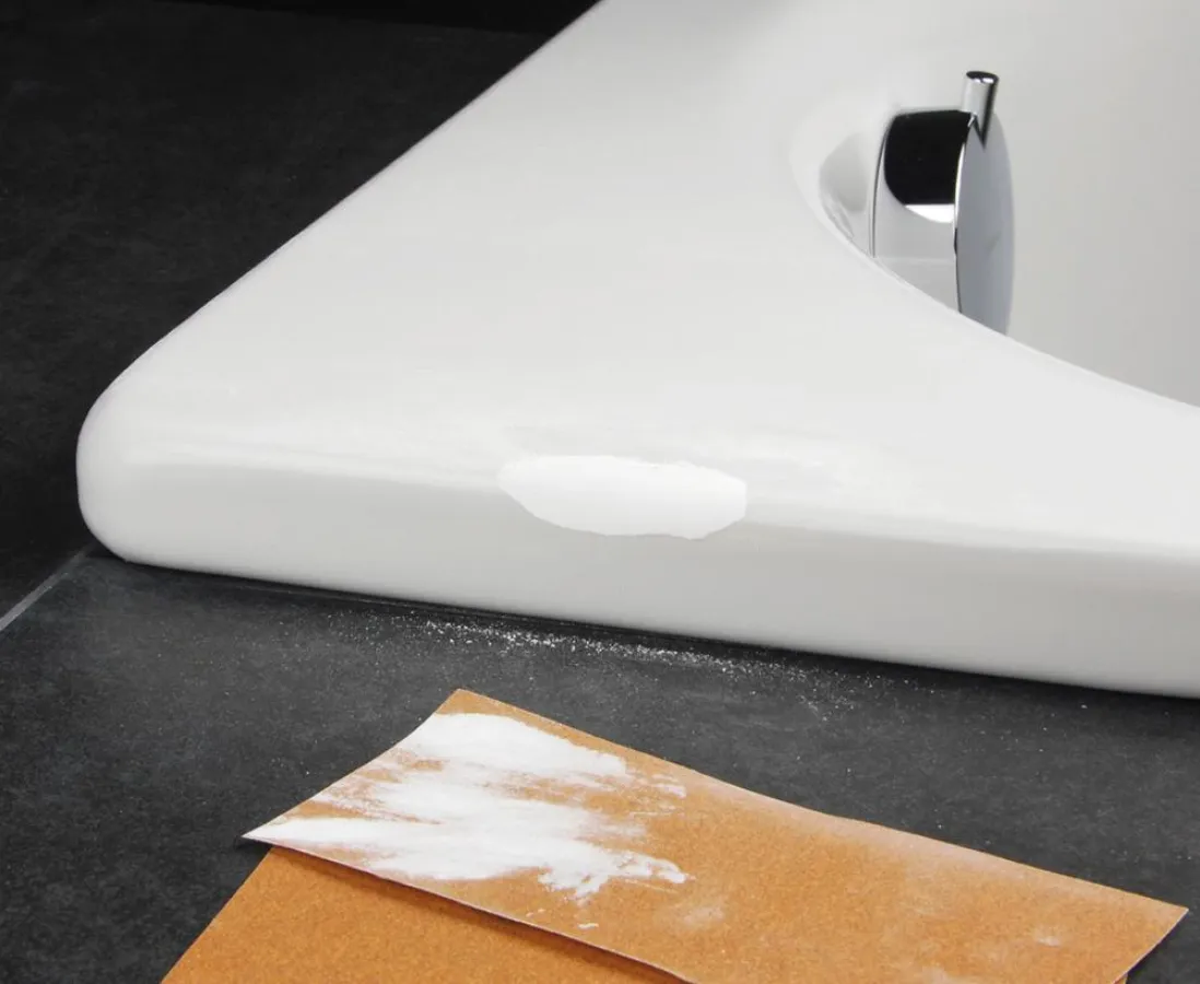 Mit ein bisschen Geschick lässt sich eine Macke an der Wanne selbst ausbessern. Foto: Cramer GmbH