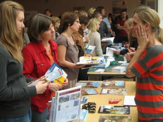 Hessen total international / Jugend-Info-Börse informiert in Wiesbaden Bild: Hessen total international / Jugend-Info-Börse informiert in Wiesbaden