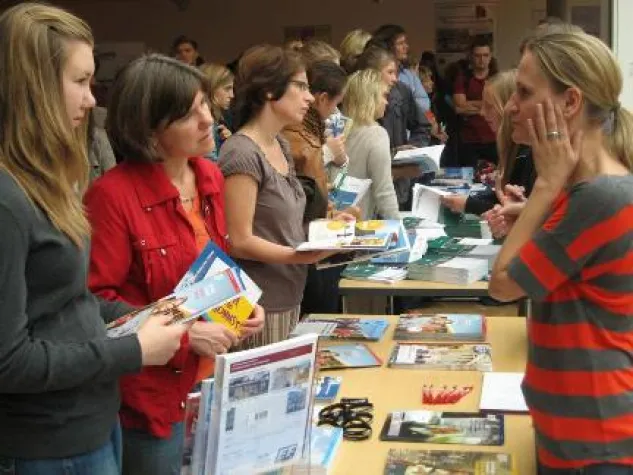 Bild: Hessen total international / Jugend-Info-Börse informiert in Wiesbaden