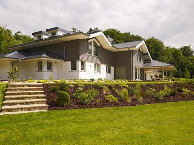 Das Haus schmiegt sich mit einer Kaskade von Dächern in die Landschaft Bild: Das Haus schmiegt sich mit einer Kaskade von Dächern in die Landschaft