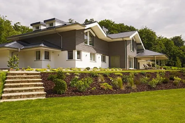 Bild: Das Haus schmiegt sich mit einer Kaskade von Dächern in die Landschaft