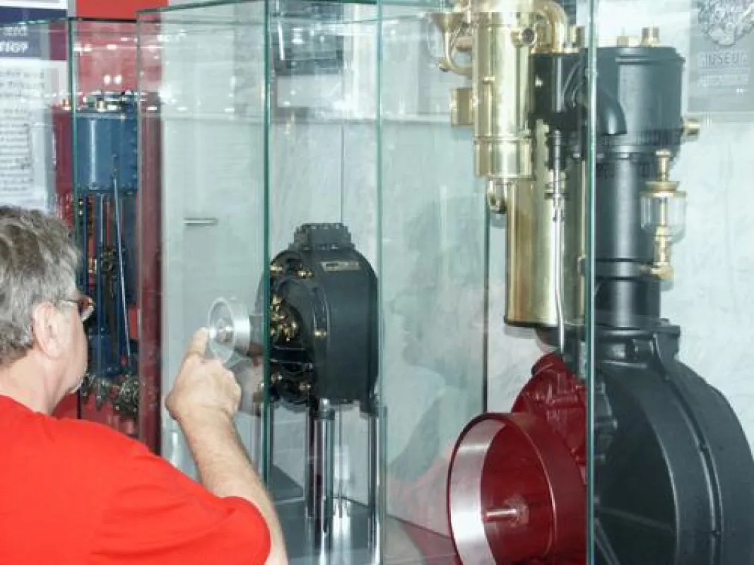 Das Museum AUTOVISION zeigt die drei Systeme Dampf- , Elektro- und Benzinmotor in neuer Ausstellung. Dabei wird deren Bedeutung als Antrieb im Automobil vor über 100 Jahren bis hin zu den möglichen