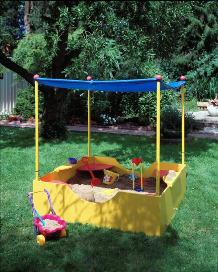 Mit der Bondex Dauerschutz-Farbe lassen sich Sandkasten und Co. knallbunt gestalten.