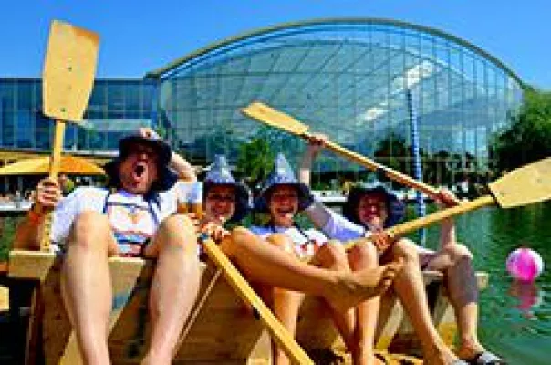 Bild: „In die Tröge, fertig los“ – das ERDINGER Sautrogrennen der THERME ERDING geht in die fünfte Runde