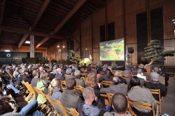 Bild: Über 300 Garten- und Landschaftsexperten beim 8. Lorenz von Ehren-Symposium „Mission Grün“