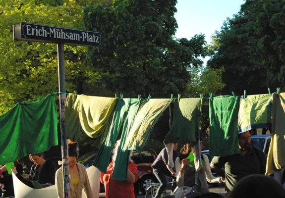 Bild: „Grüne-Wäsche-Leine“ - Kunst-Performance für Grüne Achse Schwabing