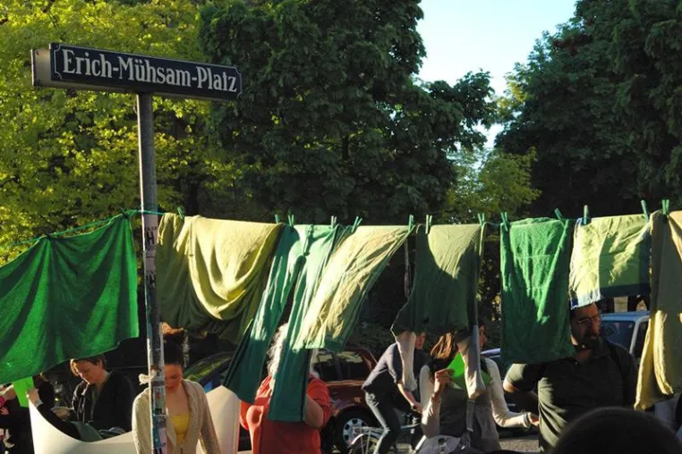 Bild: „Grüne-Wäsche-Leine“ - Kunst-Performance für Grüne Achse Schwabing