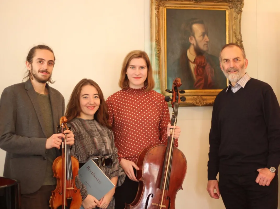 Notenspur-Salon mit dem Mephisto-Trio und Werner Schneider unter den Augen Wagners; Foto: E.Leinhoß
