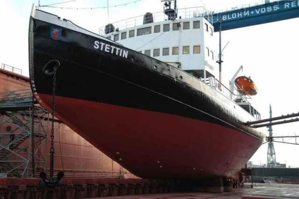 Foto (Andreas Westphalen): Im März gibt es eine Rundumerneuerung auf der traditionsreichen Hamburger Werft Blohm + Voss. Hier ein Bild vom letzten Werftcheck 2004.