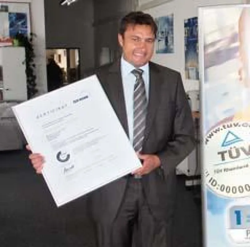 TÜV-Zertifikat für Bürotechnik Schmitt, vertreten durch Geschäftsführer Jürgen Hess