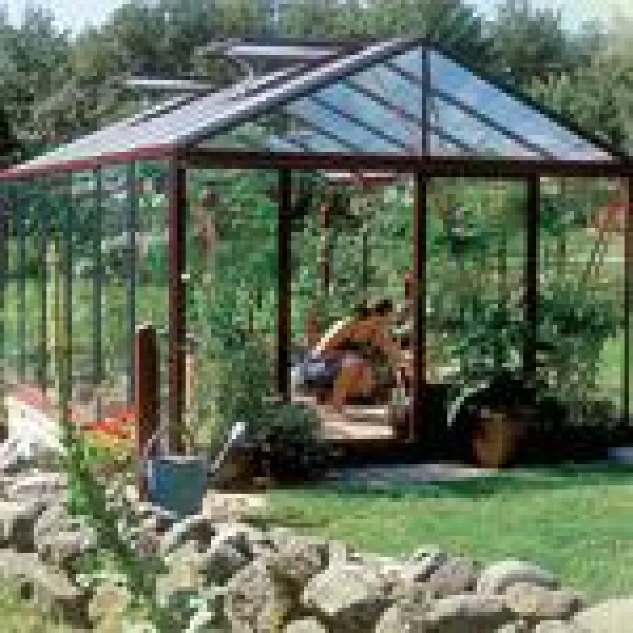 Ein Gewächshaus bringt Idylle in den Garten. Und Gemüse und Blumen finden hier optimale klimatische Bedingungen.